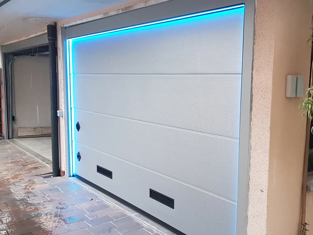 Portone sezionale bianco con illuminazione a LED, installato da Pro Casa Solutions