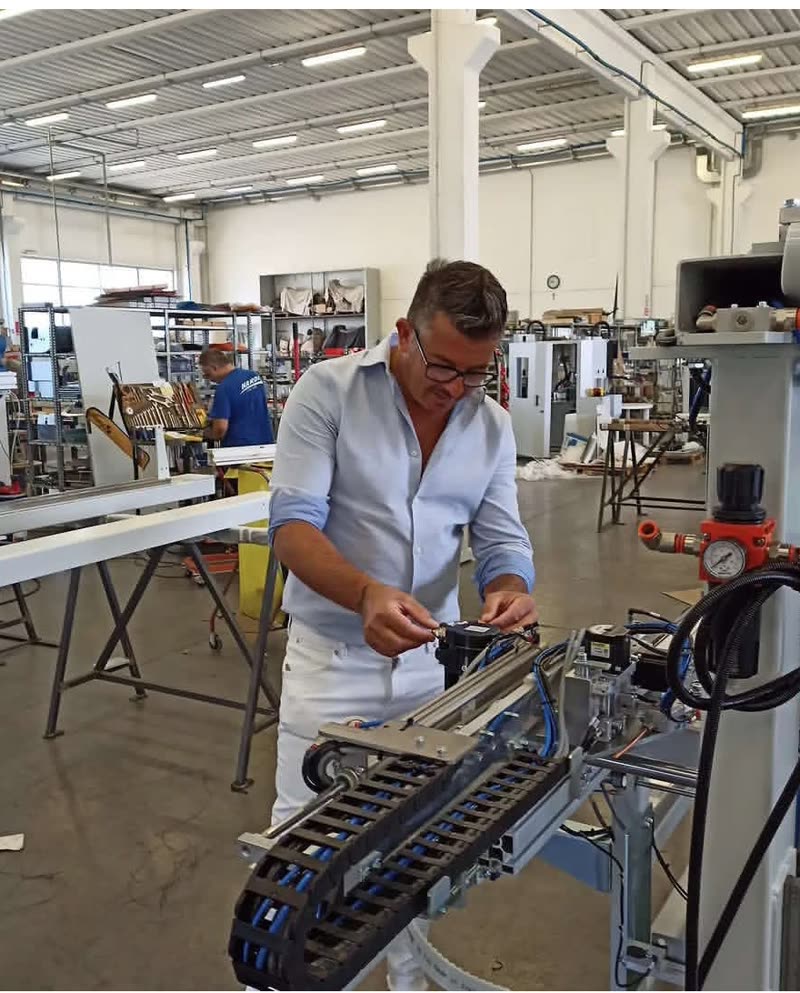 Vincenzo Fiore, titolare di Pro Casa Solutions, in officina